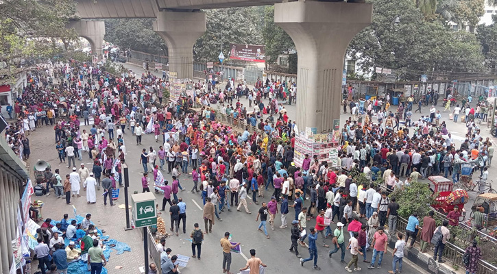 আউটসোর্সিং কর্মীদের প্রেসক্লাব সড়ক অবরোধ, তীব্র যানজট