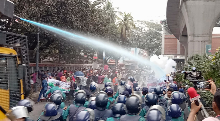 সাউন্ড গ্রেনেড-জলকামানে ছত্রভঙ্গ আউটসোর্সিং কর্মীদের অবস্থান কর্মসূচি