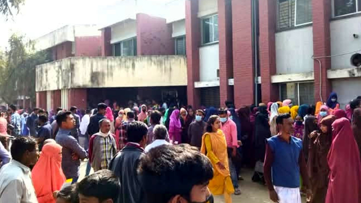 পলাশবাড়ী হাসপাতালে চিকিৎসক ও কর্মচারি সংকটে সেবা বঞ্চিত রোগীরা 