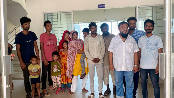 সীমান্তে বিজিবির হাতে আটক ১৫ বাংলাদেশিকে থানায় হস্তান্তর