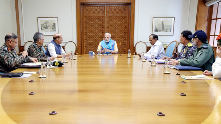 সশস্ত্র বাহিনীর প্রধানদের সঙ্গে জরুরি বৈঠকে বসেছেন মোদি