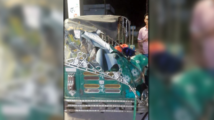 ট্রাকের ধাক্কায় সড়কেই প্রাণ হারালো মা-মেয়ে, আহত ২