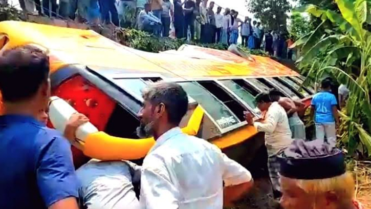 হাটহাজারীতে নিয়ন্ত্রণ হারিয়ে যাত্রীবাহী বাস খাদে, আহত ২০