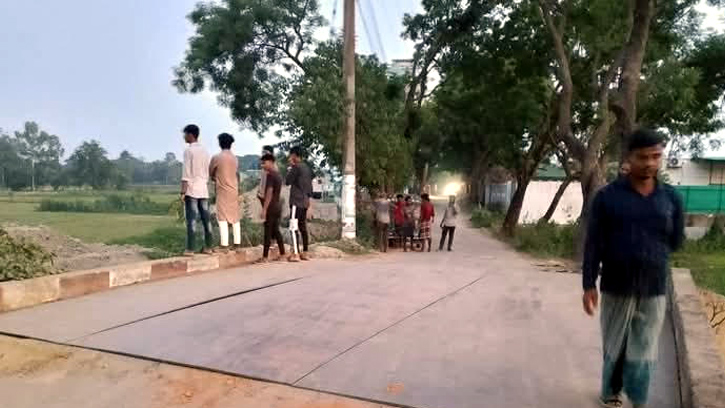ধসে যাওয়া কালভার্টে দ্রুত সংস্কার, স্বস্তিতে সাতকানিয়া বাসিন্দারা