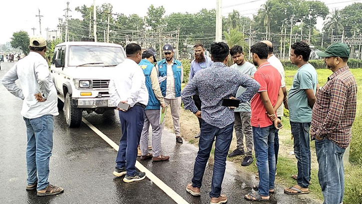 কুষ্টিয়ায় সড়ক প্রকল্পে অনিয়ম: হাত দিলেই উঠে যাচ্ছে পিচ