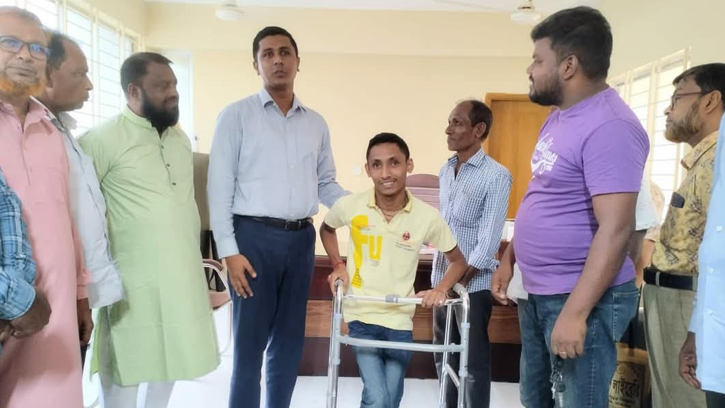 লাকসামে বিশেষ চাহিদাসম্পন্ন ছাত্রকে ইউএনও’র ওয়াকার উপহার