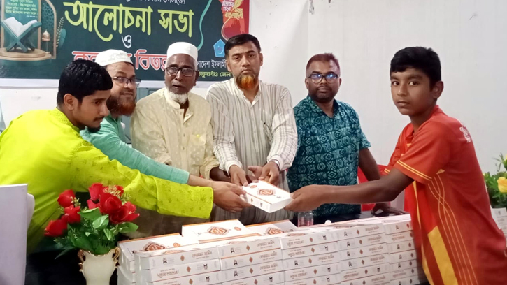 রাণীশংকৈলে কুরআন দিবসে ছাত্রশিবিরের কুরআন বিতরণ
