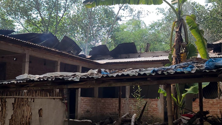 শ্রীপুরে কথা কাটাকাটির জেরে খুন, প্রতিশোধে তিনটি বাড়িতে অগ্নিসংযোগ