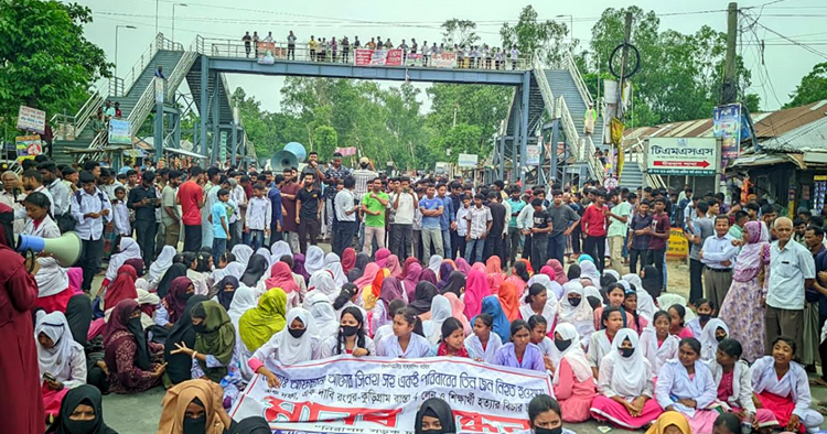 রংপুরে নিরাপদ সড়কসহ ৭ দফা দাবিতে সড়ক অবরোধ