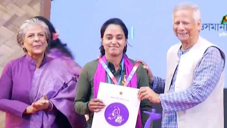 অদম্য নারী পুরস্কার তুলে দিলেন প্রধান উপদেষ্টা