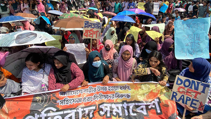ধর্ষকের সর্বোচ্চ শাস্তির দাবিতে রাবি শিক্ষার্থীদের ক্লাস-পরীক্ষা বর্জন, মহাসড়ক অবরোধ 