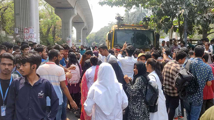 নারীর প্রতি সহিংসতার প্রতিবাদে শাহবাগে ৩০ কলেজের শিক্ষার্থীরা