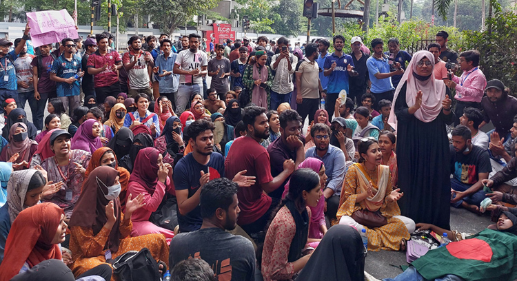 দাবি আদায়ে গণঅনশনে জবি শিক্ষক-শিক্ষার্থীরা