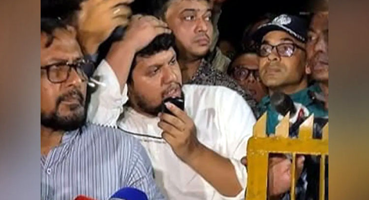 তথ্য উপদেষ্টার ওপর বোতল ছোড়ার ঘটনায় একজনকে আটক করে জিজ্ঞাসাবাদ