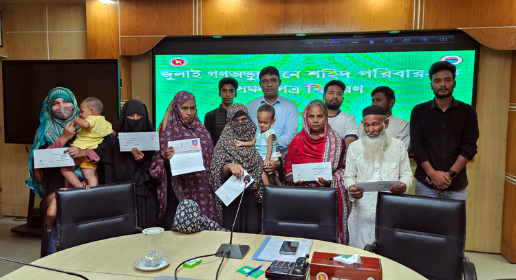 পঞ্চগড়ে পাঁচ শহীদ পরিবার পেলো ৫০ লাখ টাকার সঞ্চয়পত্র