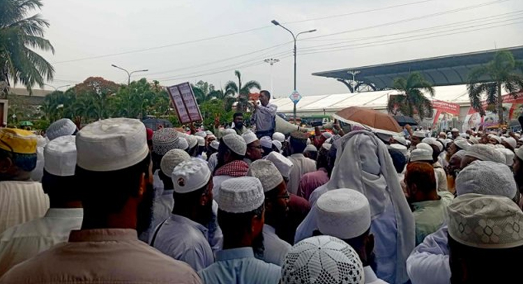 অবরোধে পরিকল্পনা কর্মকর্তারা, বকেয়া বেতনের দাবিতে ২ ঘণ্টার আল্টিমেটাম