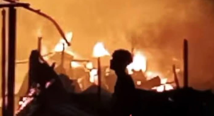 সৈয়দপুরে ভয়াবহ আগুনে ২১ টি বসতঘর পুড়ে ছাই 