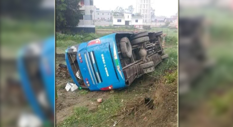লাকসাম যাত্রীবাহী সাগরিকা বাস উল্টে আহত ৭জন