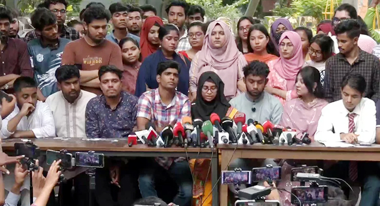 পাঁচ দফা দাবিতে ফের মাঠে নামার হুঁশিয়ারি ৭ কলেজ শিক্ষার্থীদের