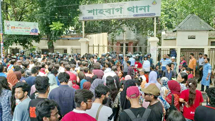 সাম্য হত্যার প্রতিবাদে শাহবাগ থানা ঘেরাও করল ঢাকা বিশ্ববিদ্যালয়ের শিক্ষার্থীরা