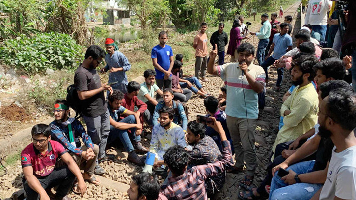 রাবি শিক্ষার্থীদের অবরোধ, রাজশাহীর সঙ্গে সারাদেশের রেল যোগাযোগ বন্ধ