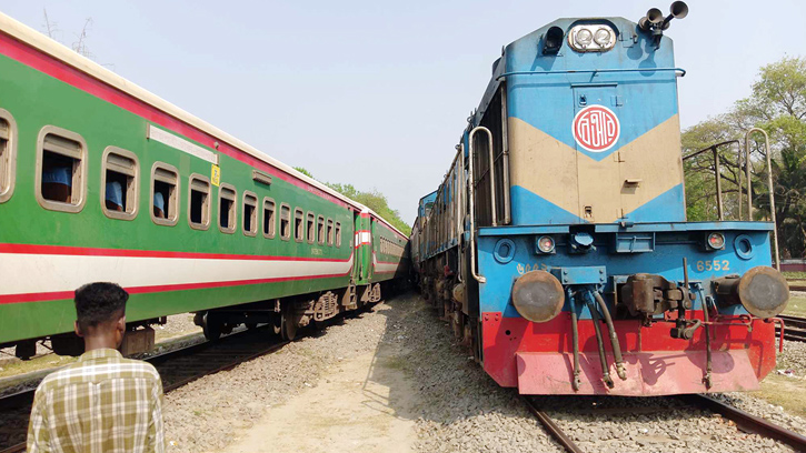 রাজশাহীতে ২ ট্রেনের মুখোমুখি সংঘর্ষ 
