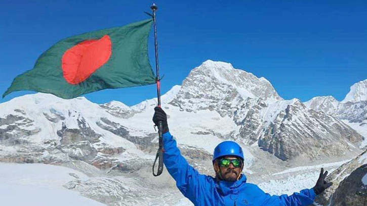 ৮৪ দিনে পায়ে হেঁটে এভারেস্ট জয় করলেন শাকিল