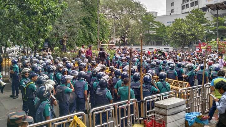 ‘মার্চ টু যমুনা’ কর্মসূচিতে পুলিশি বাধা, কাকরাইলে গার্মেন্টস শ্রমিকরা