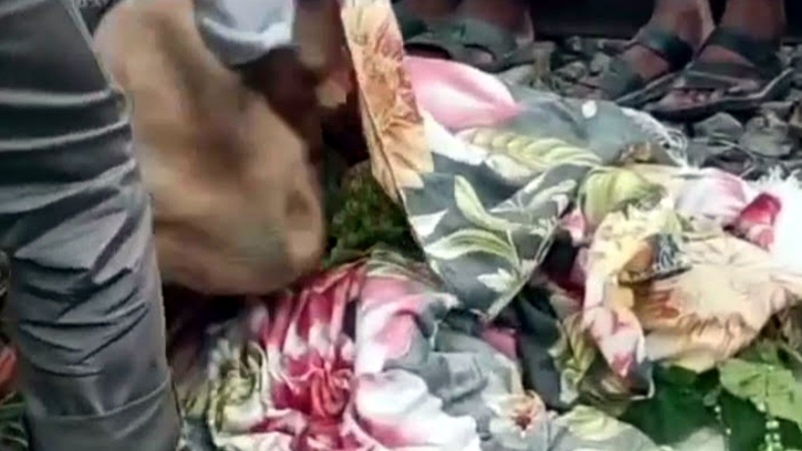 ছেলের সামনে ট্রেনের ধাক্কায় বাবার মৃত্যু
