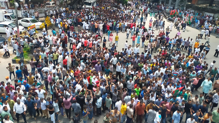 শপথ দাবিতে মৎস্য ভবন মোড়ে ইশরাকের হাজারো অনুসারীর অবস্থান