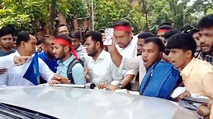 অটোপাস ইস্যুতে জাতীয় বিশ্ববিদ্যালয়ের উপাচার্যের ওপর শিক্ষার্থীদের হামলা