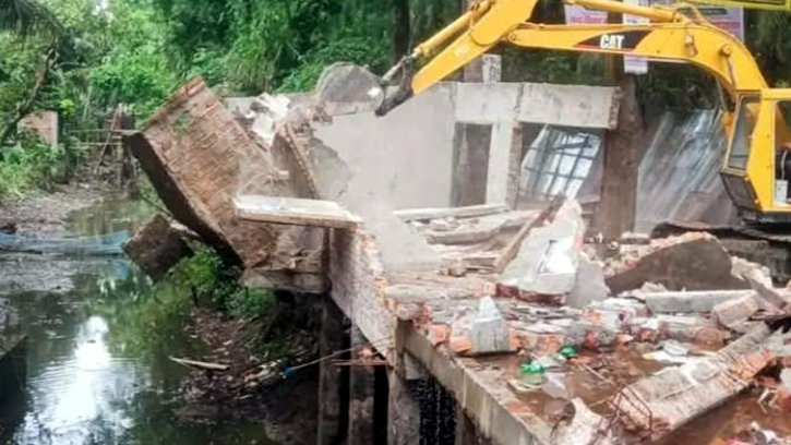 লক্ষ্মীপুরে বর্ষায় জলাবদ্ধতা নিরসনে অবৈধ স্থাপনা উচ্ছেদ অভিযান