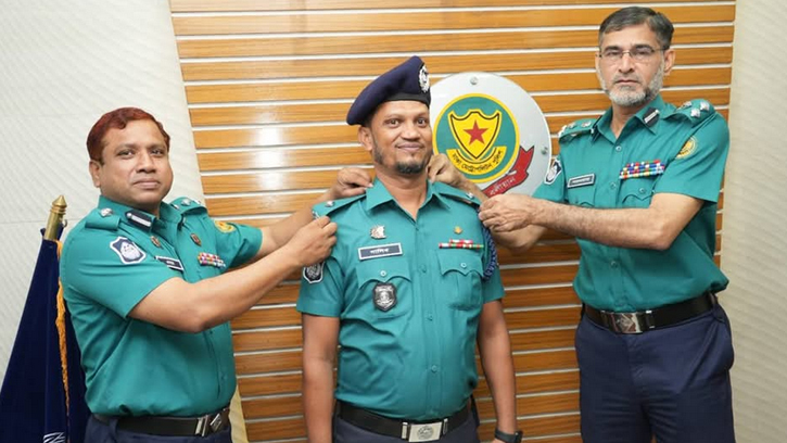 ডিএমপির পুলিশ পরিদর্শক পদে পদোন্নতিপ্রাপ্তদের র‍্যাঙ্ক ব্যাজ পরিয়ে দিলেন অতিরিক্ত পুলিশ কমিশনার 
