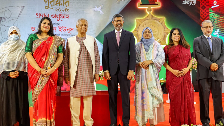 স্বাধীনতা পুরস্কার দিলেন প্রধান উপদেষ্টা