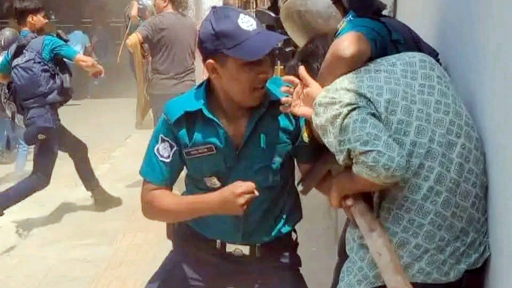 বেতন-বোনাসের দাবিতে সচিবালয় অভিমুখে মিছিল, পুলিশ-শ্রমিক সংঘর্ষ