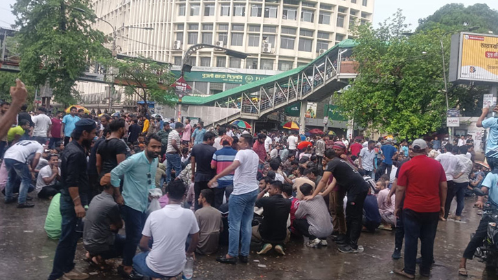 সাম্য হত্যার প্রতিবাদে বৃষ্টিভেজা রাজপথে ছাত্রদল কর্মসূচি