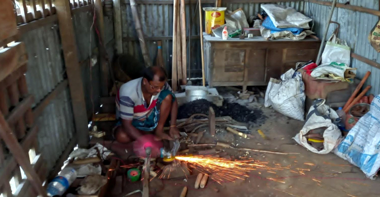 হাতুড়ি আর লোহার টুংটাং শব্দে মুখরিত পাইকগাছার কামার পাড়া