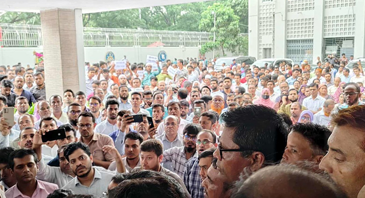অধ্যাদেশ প্রত্যাহারের দাবি, বিক্ষোভে উত্তাল সচিবালয়