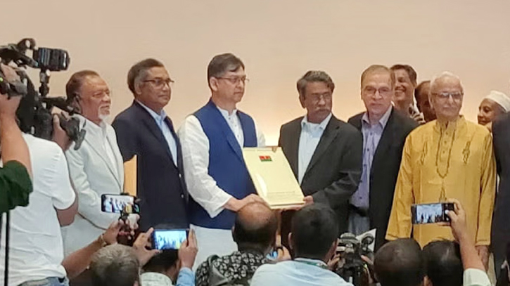 ৭১ ও ২৪ এক কাতারে আনতে রাজি নয় বিএনপি