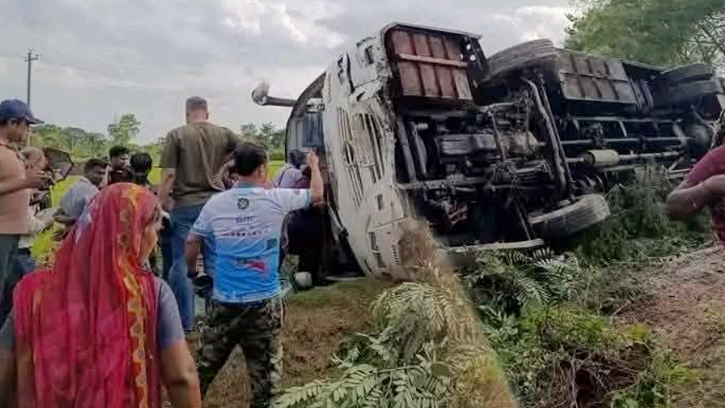 সুন্দরবন থেকে ফেরার পথে সাংবাদিকবাহী বাস দুর্ঘটনায় খাদে