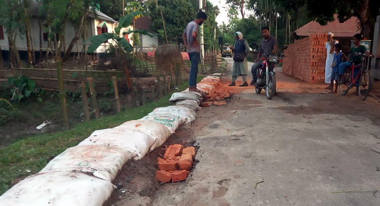 পঞ্চগড়ের তেঁতুলিয়ায় নির্মাণের ১৫ দিনের মাথায় দেবে গেল সড়ক