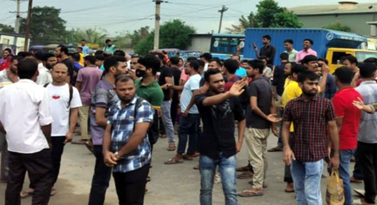 সাভারে শ্রমিক অসন্তোষ, দাবি আদায়ে রাস্তা অবরোধ 
