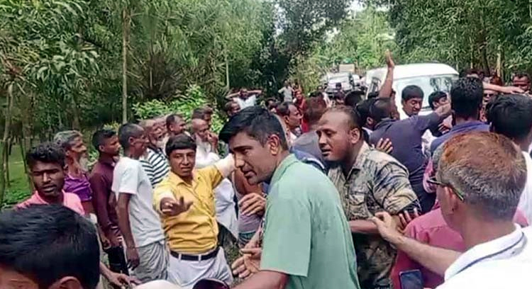 পর্যটনকেন্দ্র নিয়ে বিরোধ, শেরপুরে পরিবেশ উপদেষ্টার গাড়িবহরে হামলা