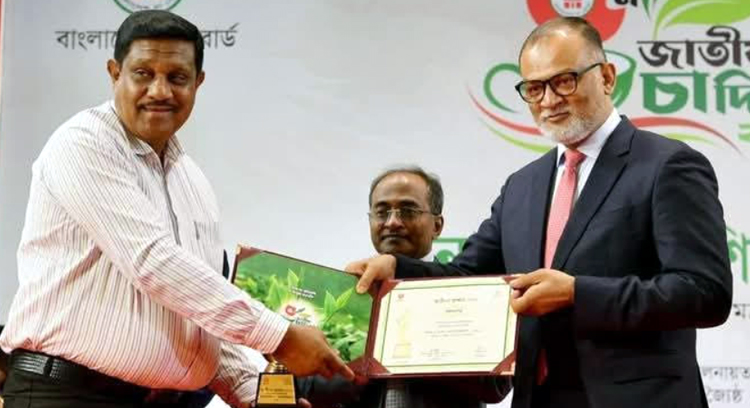 পঞ্চগড়ের আখতারুজ্জামান পেলেন জাতীয় চা পুরস্কার