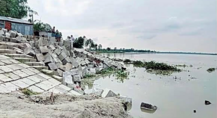 কুড়িগ্রামে নির্মান কাজ শেষের আগেই ধষে যাচ্ছে দুধকুমার নদের বাধ রক্ষা   