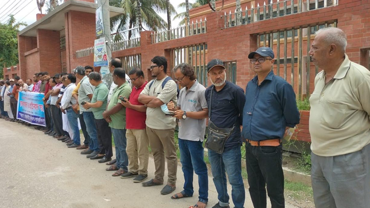 নোয়াখালীতে বিএনপি নেতা আপেলের বিরুদ্ধে সাংবাদিকদের মানববন্ধন 