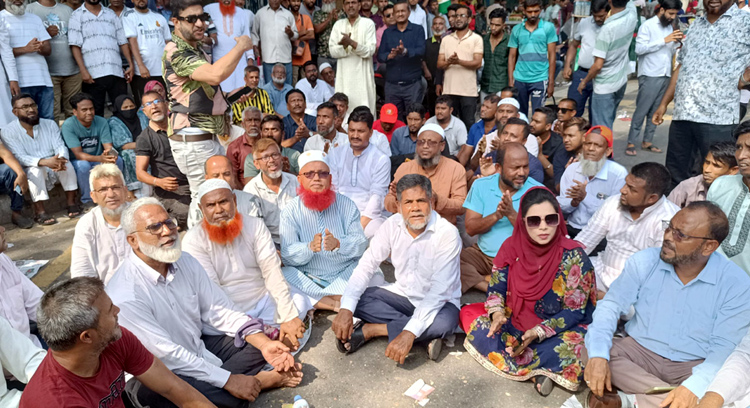 ইশরাকের পক্ষে নগর ভবনের সামনে সড়ক অবরোধ করে বিক্ষোভ