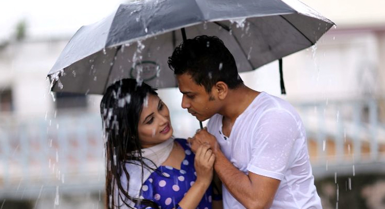বৃষ্টির দিনে সঙ্গীই তো সবচেয়ে বড় উষ্ণতা