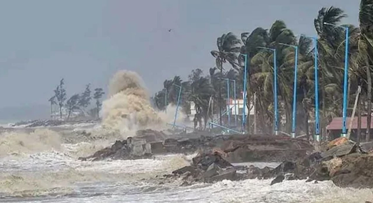 উপকূল অতিক্রম শুরু করেছে গভীর নিম্নচাপ