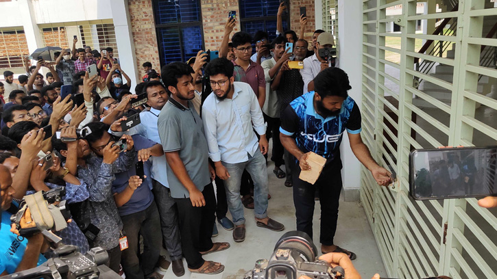 কুয়েট ভিসির পদত্যাগের এক দফা দাবি, তালা ভেঙে হলে ঢুকলেন শিক্ষার্থীরা